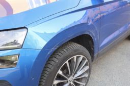 Naboural zaparkované auto a zmizel. Policie hledá svědky