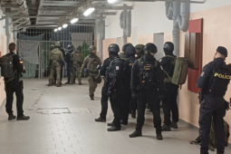 FOTO: Nepokoje, rukojmí i požár, věznice v Plzni zažila dramatické cvičení