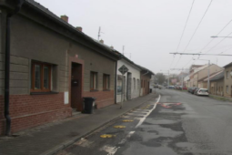 Naboural dům v plzeňské ulici a ujel, policie hledá svědky