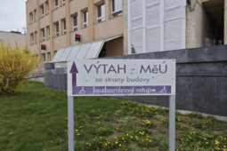 Výtah na domažlickém úřadě nově obslouží všechna patra, lidem usnadní přístup k odborům