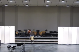 VIDEO: Chtěl si zazpívat? Zloděj vniknul do bývalého kina