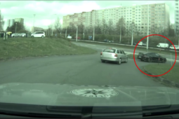 VIDEO: Řidič se zákazem řízení zběsile ujížděl policistům. Hledají se chodci, které mohl ohrozit
