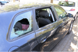 Zloději řádili v Plzni, ukradená koloběžka se jim zasekla v okně