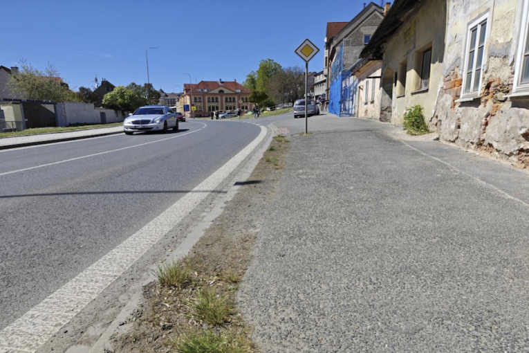 V Domažlicích pokračují opravy chodníků, práce zamíří do Dukelské a Husovy ulice