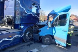 Srážka dodávky s kamionem uzavřela tah u Hořic