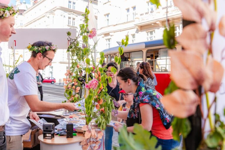Zastávka, na které se píšou láskyplné vzkazy. Anděl bude patřit zamilovaným