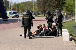 Stovky studentů zaplavily stadion. Policie trénovala zásah proti davu