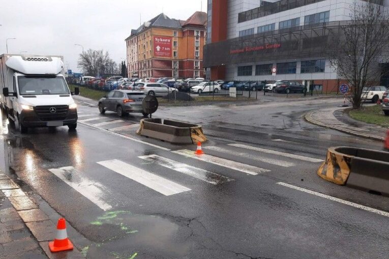 Červené auto srazilo a zranilo chodkyni