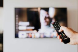 Konec koncesionářských poplatků? Vláda plán nemění, diskuse a kritika trvá