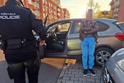 Naboural při couvání, pak zapíral. Opilého řidiče usvědčila kamera