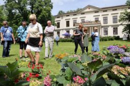 Zámek Lešná se halí do květinového závoje a chystá novinky pro návštěvníky