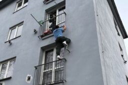 VIDEO: Z úkrytu balkonu rovnou do náruče kriminalistů!