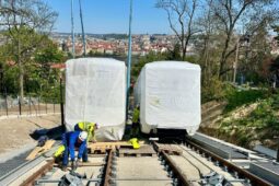 Nové vozy petřínské lanovky už stojí na kolejích. Cestující se svezou až po testech v září