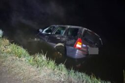 Řidič se svým autem skončil v noci v řece