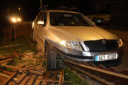 Mladá řidička s dvěma promile poslala auto rovnou do plotu