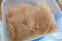 Šok pro inspektory. V provozovně v Brně měli zkažené maso