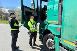 Policie kontrolovala nákladní dopravu na Turnovsku, většina vážených kamionů byla přetížená