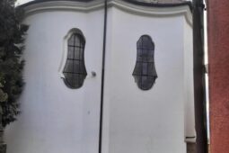 Vandal poškodil vitrážní okno kaple v České Lípě, policie po něm pátrá