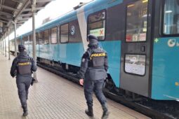 Policisté kontrolovali železnice v kraji. Odhalili desítky přestupků a jeden trestný čin 