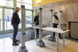 Do Baťova mrakodrapu jen přes kontrolu. Kraj zavádí nová bezpečnostní opatření