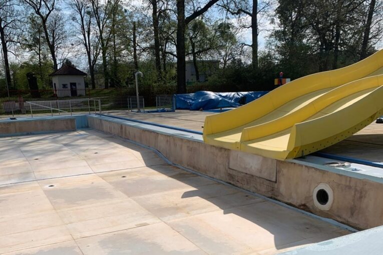 Na koupališti v Otrokovicích začala oprava plaveckého bazénu