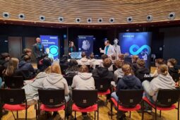 Žáci v UFFO zkoušeli profese: svařování, elektřina i optika