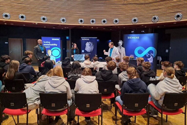 Žáci v UFFO zkoušeli profese: svařování, elektřina i optika