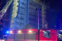 Střechu úřadu Prahy 15 zachvátil požár, hasiči zasahovali několik hodin