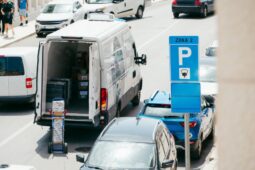 Praha testuje chytré dopravní značky. Mají zlepšit zásobování i průjezd tramvají