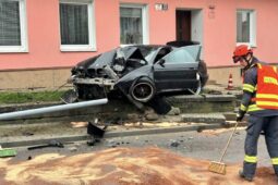 Osobní auto nabouralo do rodinného domu v Žebětíně