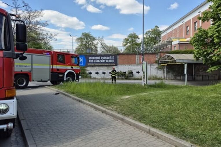 Několik lidí se nadýchalo neznámé látky v nákupním centru ve Zlíně, dva skončili v nemocnici