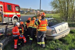 Řidič havaroval u Bořenovic a zůstal zaklíněný v autě