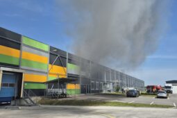 V Chropyni hořela střecha průmyslové haly. Hasiči evakuovali 30 lidí