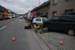 Spoušť po opilé řidičce v Chropyni: Během jízdy poničila pět aut