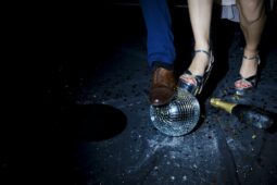 Brutální útok v České Lípě: Opilý mladík zbil na diskotéce muže tak, že skončil v nemocnici