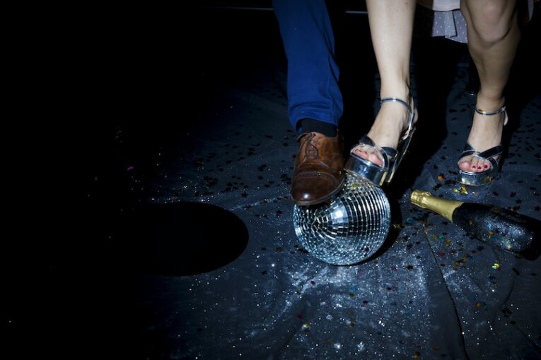 Brutální útok v České Lípě: Opilý mladík zbil na diskotéce muže tak, že skončil v nemocnici