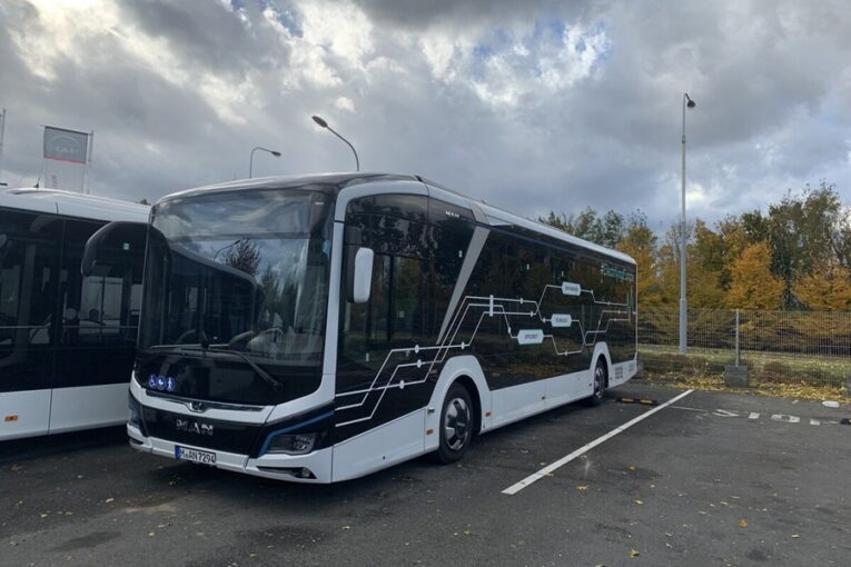 Moderní cestování po Kroměříži: Do ulic míří první elektrobus