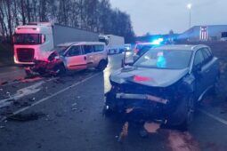 Vážná nehoda uzavřela ráno frekventovanou silnici u Komorovic