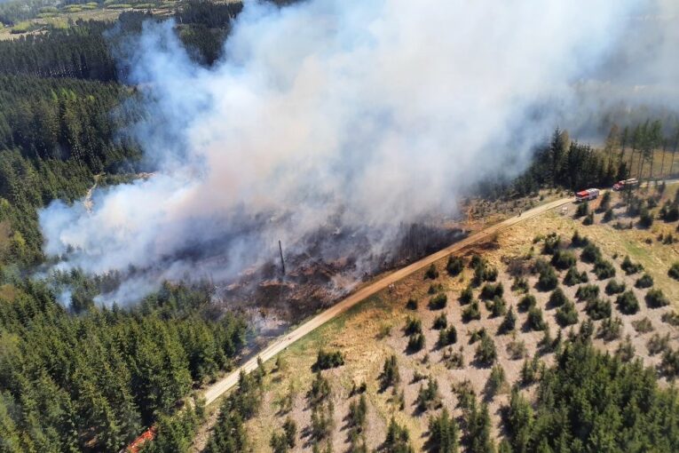 OBRAZEM: Rozsáhlý požár lesa u Třeště. S hašením pomáhá vrtulník