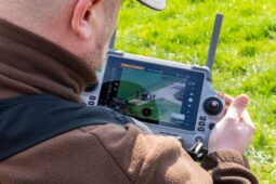 Nové drony pomáhají myslivcům chránit mláďata při sečích