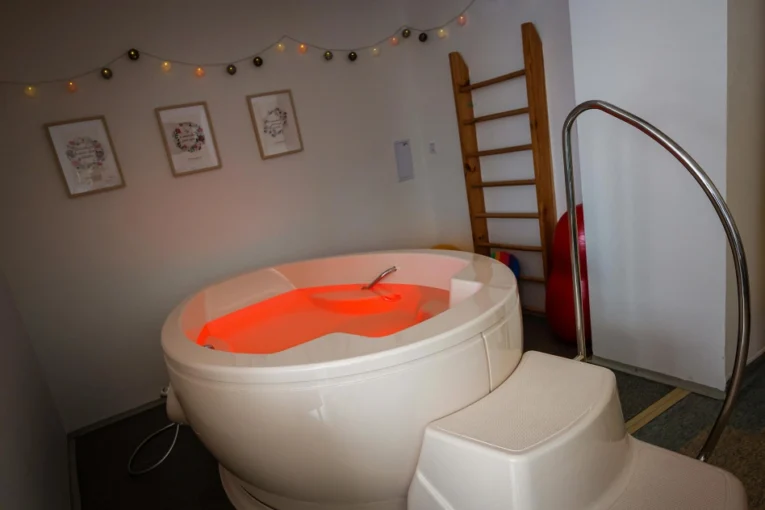 Mezi rodičkami ve FN Ostrava vítězí porody do vody