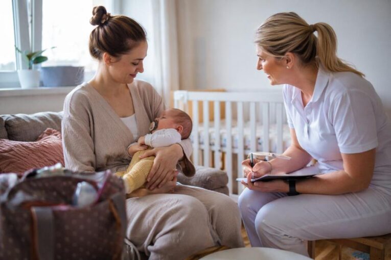 Pomoc přijde až domů. Kladenské maminky nejsou po porodu samy