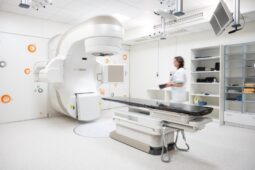 Pacienti v českobudějovické nemocnici získávají díky modernizaci Komplexního onkologického centra přesnější, šetrnější a bezpečnější léčbu