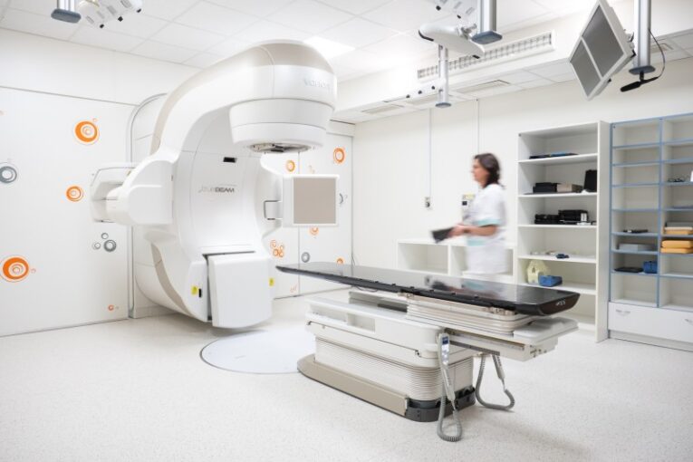 Pacienti v českobudějovické nemocnici získávají díky modernizaci Komplexního onkologického centra přesnější, šetrnější a bezpečnější léčbu