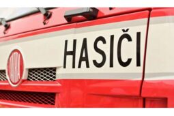 Z bytu v Karviné vynesli hasiči popáleného muže. Do nemocnice letěl vrtulníkem