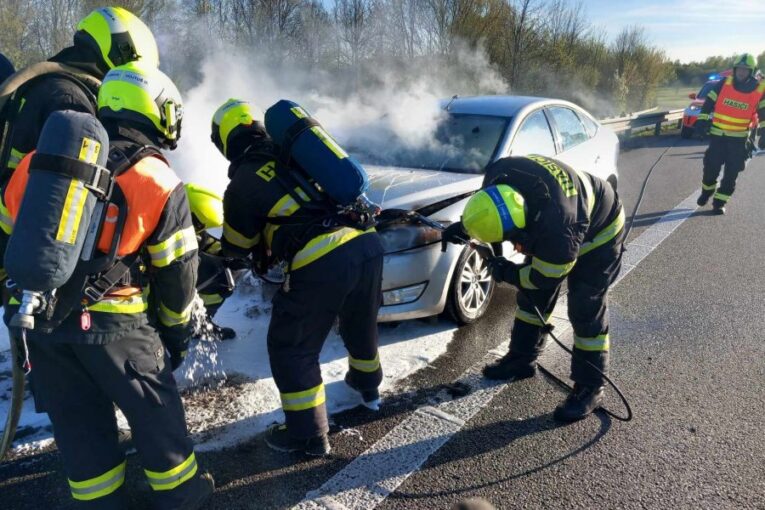 Na dálnici D1 u Vyškova hořelo v neděli večer osobní auto