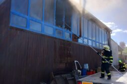 Při požáru autodílny v Křepicích vznikla milionová škoda 