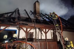 Požár zcela zničil chatu v Prostředním Poříčí