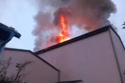 V Brně-Přízřenicích hoří sklad plastových dílů. Černý kouř byl vidět skoro z celého Brna