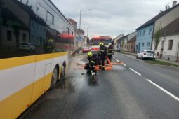 V Pohořelicích hořel linkový autobus s cestujícími